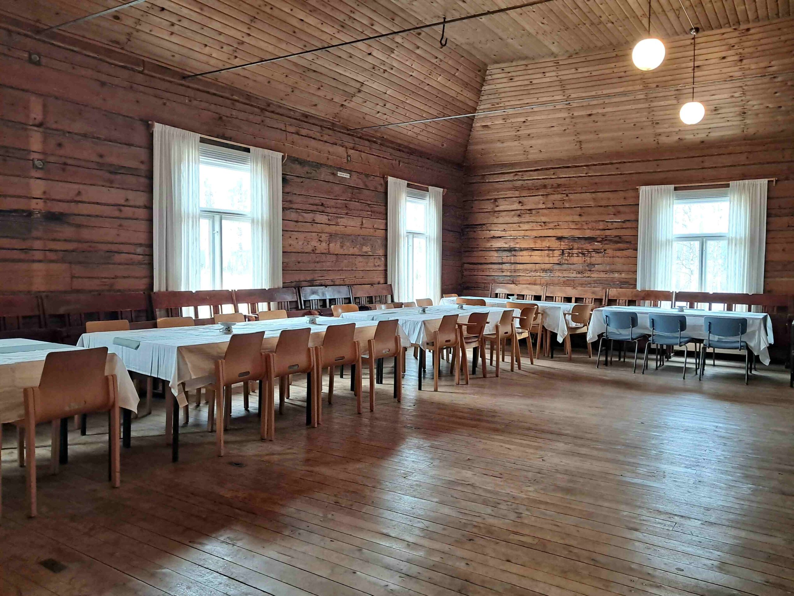 Velaatan työväentalo sali pöytiä