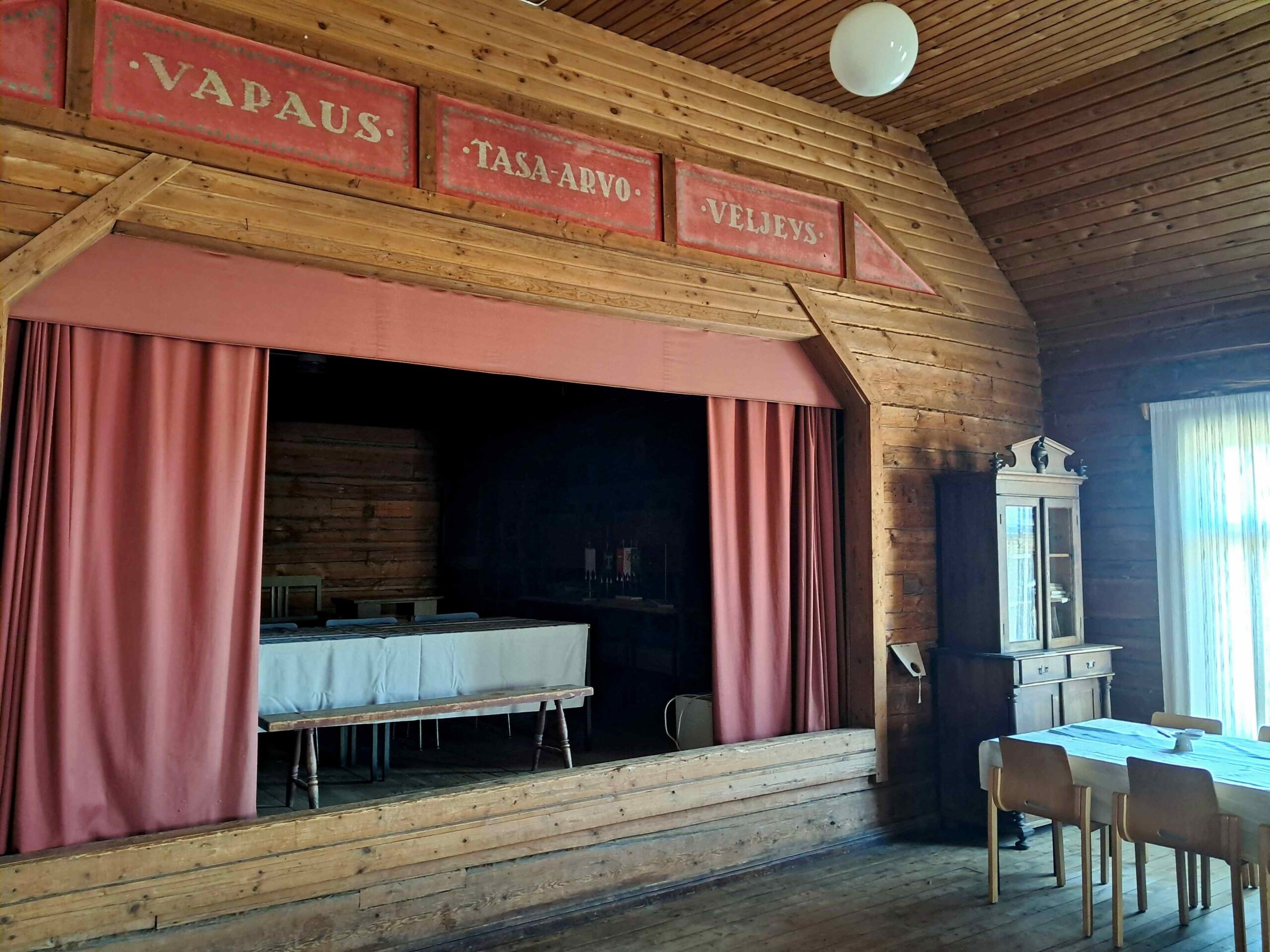 Velaatan työväentalo esiintymislava salissa.